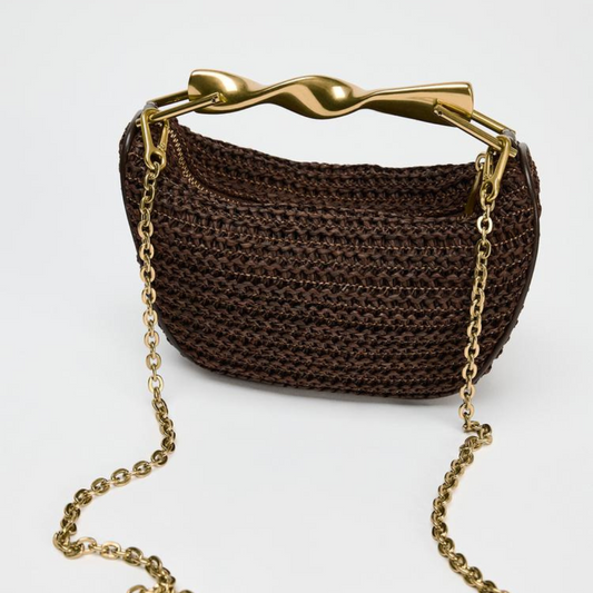 Braune Handtasche mit goldenem Griff