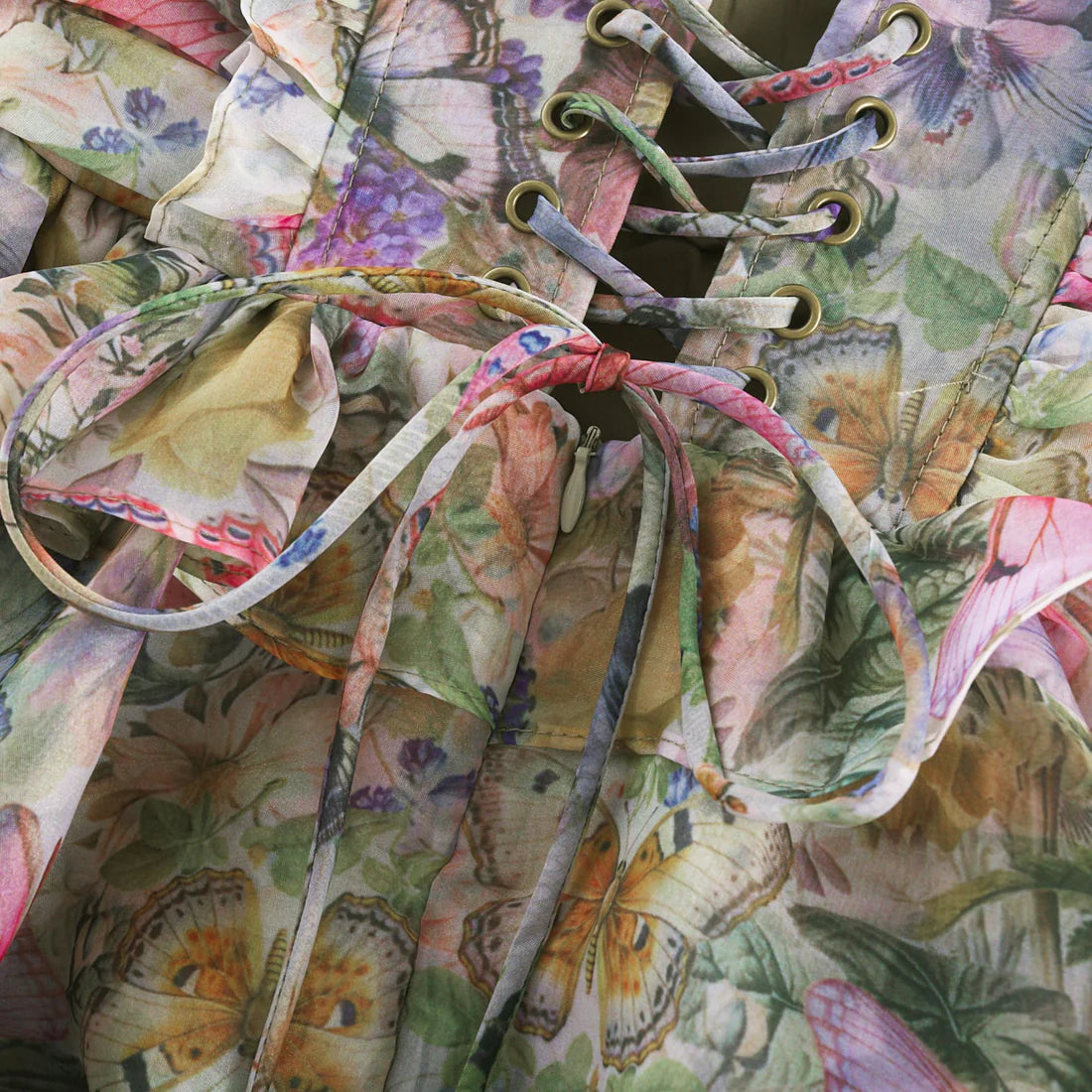 Sommerliches Blumenkleid mit Rüschen