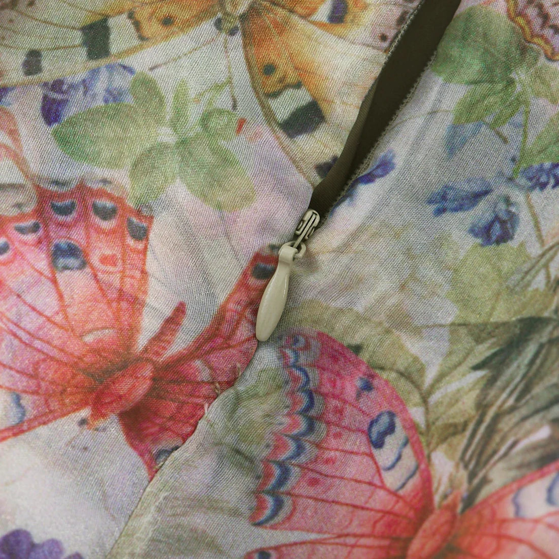 Sommerliches Blumenkleid mit Rüschen